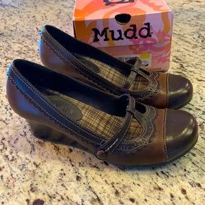 Mudd size 6 maple color. New in box.